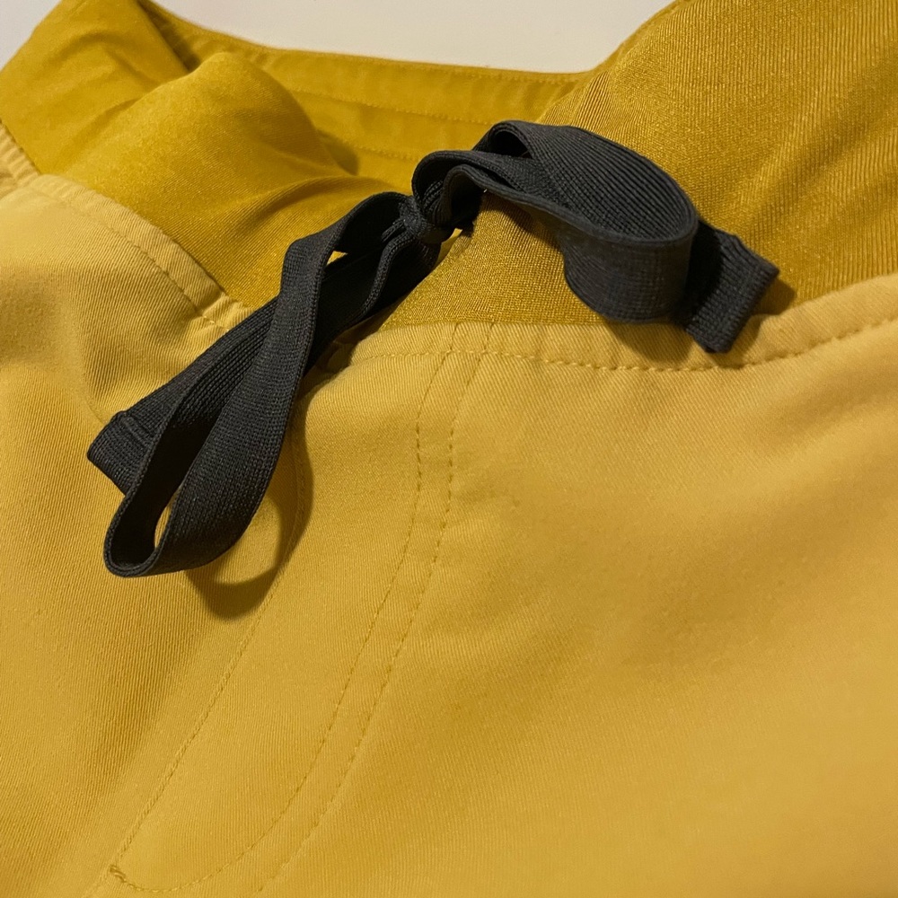 FIGS : GOLD Zamora Jogger Scrubs